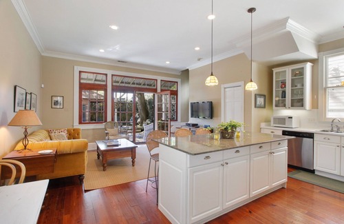 Audubon House | Charming New Orleans Cottage Steps from Audubon Park and Magazine St