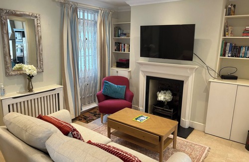 Battersea Apartment | Charming, newly decorated, Gdn flat, centrally located, next to Battersea Park