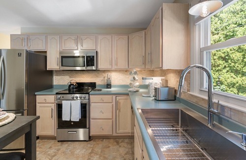 Middletown House | Charming, Newly Remodeled Newport Cottage Near the Beaches - Sleeps 6
