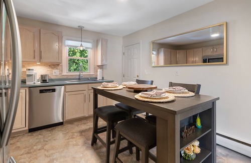 Middletown House | Charming, Newly Remodeled Newport Cottage Near the Beaches - Sleeps 6