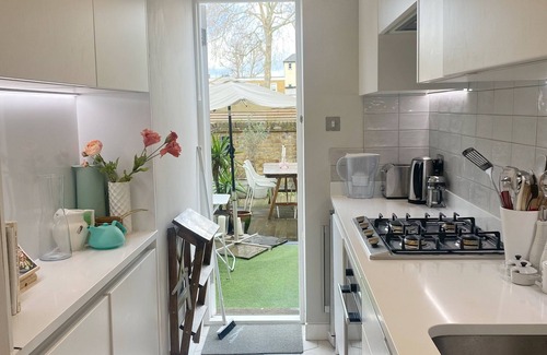 Holland Park Apartment | Charming Notting Hill 2 Storey Flat with Terrace with Private Entrance