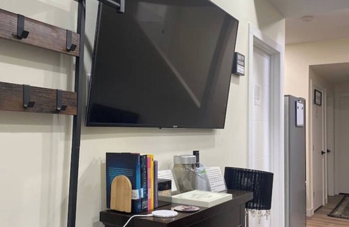 Calgary Apartment | Charming Oasis Tranquil Suite 8 min Airport, AC