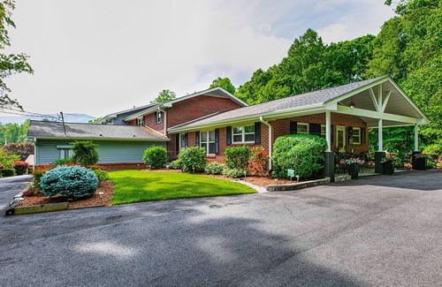 Swannanoa House | Charming Oasis w/Alfresco Dining, 3 Smart TVs, Gas Grill & Gym