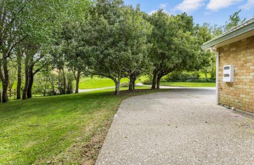 Manurewa House | Charming Oasis, Your Cozy Retreat Awaits