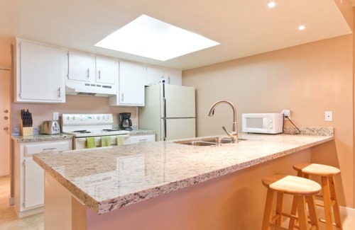 South Padre Island Condo | Charming Oceanfront Condo with Pool & Direct Beach Access!
