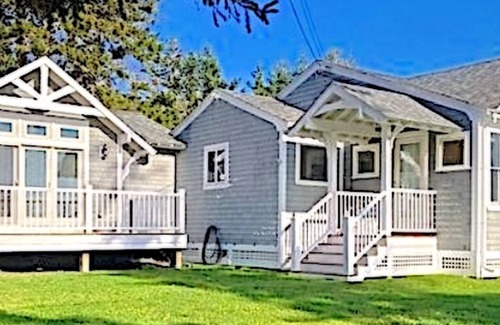 South Thomaston Cottage | Charming ocean-front 2-bedroom cottage with spectacular views!