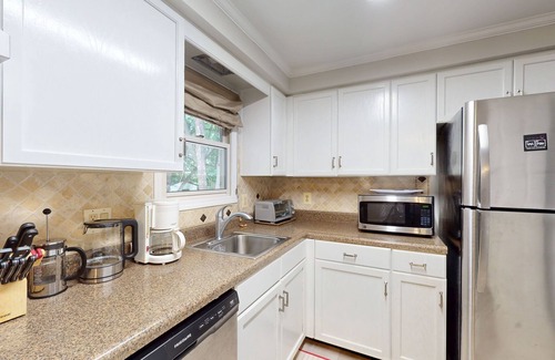 Ocean Pines House | Charming Ocean Pines home w/private deck, full kitchen, washer/dryer, AC & WiFi