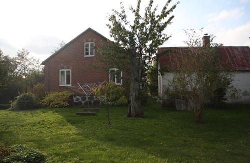 Loderup House | Charming old brick cottage in Summer paradise Osterlen