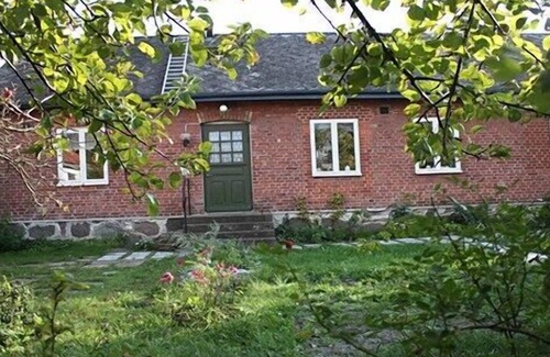 Loderup House | Charming old brick cottage in Summer paradise Osterlen