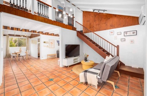 Upper Coomera House | Charming Peaceful Farmhouse with Horses,Barn &Palm