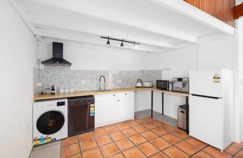 Upper Coomera House | Charming Peaceful Farmhouse with Horses,Barn &Palm