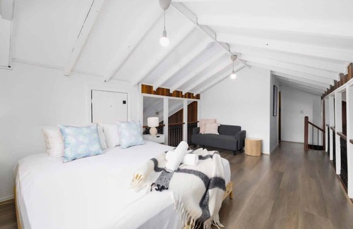 Upper Coomera House | Charming Peaceful Farmhouse with Horses,Barn &Palm