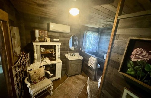 Monroe Cabin | Charming pet friendly 2-bedroom cabin in lovely Monroe with WiFi, AC