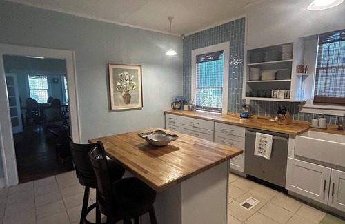 Summerville House | Charming Pet-Friendly Masters Week Cottage