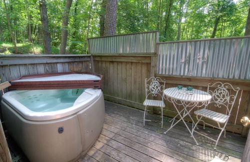 Lake Lure Cabin | Charming pet-friendly cabin with hot tub for two: Your perfect mountain retreat!