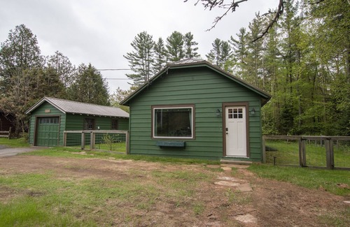 Ray Brook Cabin | Charming pet friendly 2-bedroom cabin in Raybrook