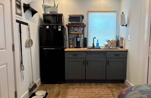 Rodanthe Apartment | Charming pet friendly studio 350 feet away from the Rodanthe Pier and the beach.