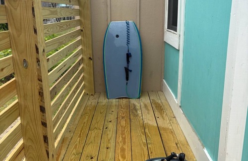 Rodanthe Apartment | Charming pet friendly studio 350 feet away from the Rodanthe Pier and the beach.
