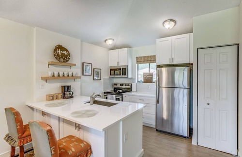 Palm Beach Gardens Cottage | Charming PGA National Getaway -Relax,Dine, and Shop in Florida