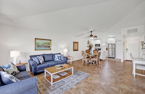 Palm Beach Gardens Cottage | Charming PGA National Getaway -Relax,Dine, and Shop in Florida