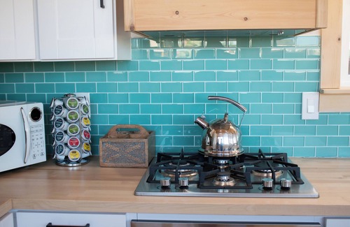Anthem Cabin | Charming Phoenix Tiny Home-4 Beds, Full Kitchen, Wifi, AC, Grill, Pool & Hot Tub