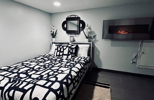 Heart of Chicago Apartment | Charming Pilsen Studio - Quick Access to Downtown Chicago!