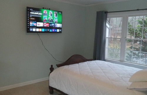 Monroe House | Charming & Private 1-bed & 1 ba ,sleeps 2, on 1st floor of a 5 bed 3ba House,