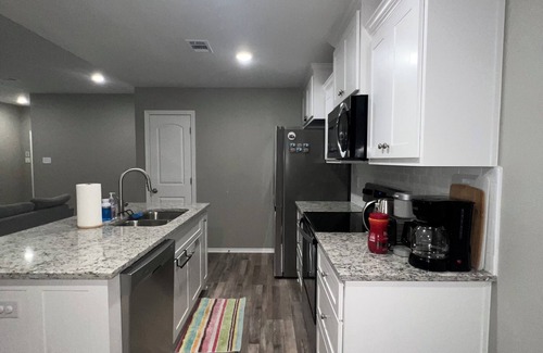Beebe House | Charming private 1-bedroom with privacy fence backyard shared bathroom