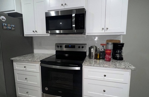 Beebe House | Charming private 1-bedroom with privacy fence backyard shared bathroom