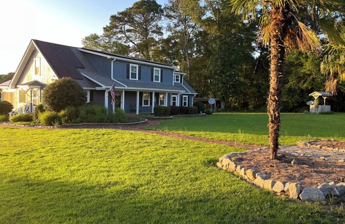 Benson House | Charming private 4-bedroom house with lake, ingroundpool,dock in Delightful Dunn