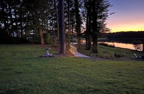 Benson House | Charming private 4-bedroom house with lake, ingroundpool,dock in Delightful Dunn
