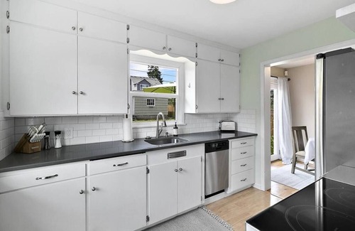 North End House | Charming quiet Point Ruston Northend Bungalow A/C & fenced yard