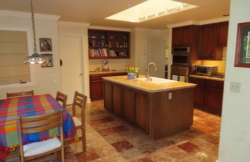 Salinas House | Charming quiet single story home amongst coast live oak trees in gated community
