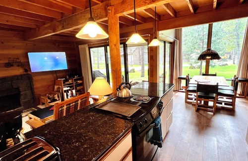 Sunriver Cabin | Charming Ranch Cabin-New Premier Pool, 20 Minutes to Mt. Bachelor Lg Common Area