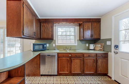 East Harwich House | Charming ranch home with fast WiFi, central air conditioning, & a washer/dryer
