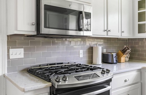 Joplin House | Charming Rancher, Close to Everything!