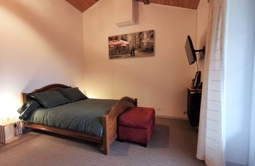 Monistrol-sur-Loire Bed & Breakfast | Charming Retreat with Private Terrace, Jacuzzi, and Wellness Massages near Lyon