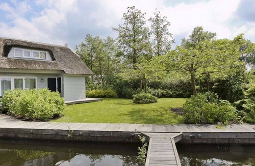 Haren House | Charming reed roof Lakehouse, with surrounded garden, trampoline and watersports option