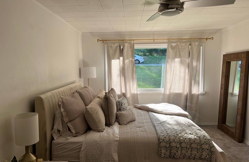 Fayetteville House | Charming remodeled home built in 1960's 4 blocks from Rzrbk Stad & Bud Walton!
