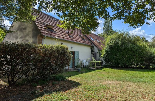 Coullons Cottage | Charming Renovated Farmhouse with Garden near Gien