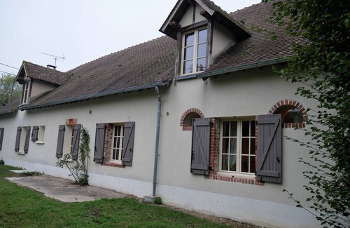 Coullons Cottage | Charming Renovated Farmhouse with Garden near Gien