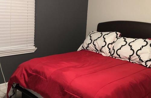 Donna House | "Charming Rental with 3Bedrooms, 2Full Bathroom, and Expansive Patio!"