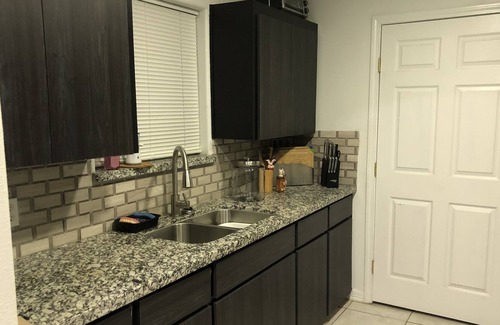 Donna House | "Charming Rental with 3Bedrooms, 2Full Bathroom, and Expansive Patio!"