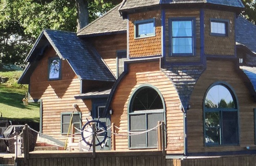 Wellesley Island House | Charming residences with space for up to 15 guests