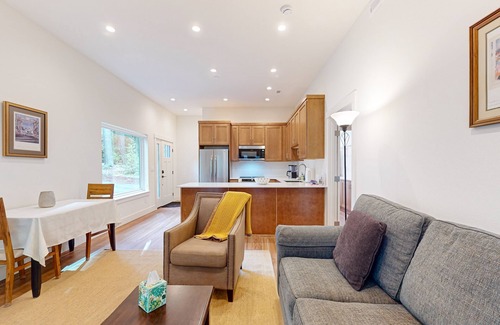 Rollingbay House | Charming Retreat for Two w/Great Views, Near Golf & Beach, Wifi, Close to Town