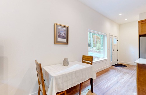 Rollingbay House | Charming Retreat for Two w/Great Views, Near Golf & Beach, Wifi, Close to Town