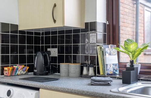 Waltham Cross Apartment | Charming Retreat in Waltham Cross. 20 Mins to Central London