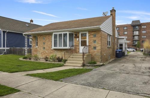 Des Plaines House | Charming Retreat in the Heart of Des Plaines residence
