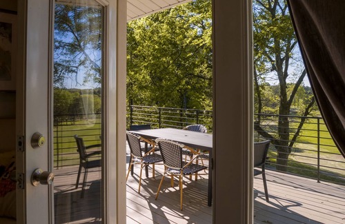 Antioch House | Charming Retreat w/Family Deck on Golf Course Near Lake, BNA & DWTN