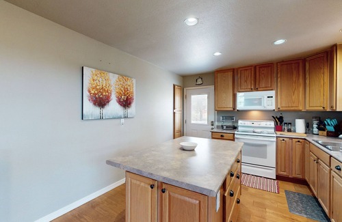 Payson House | Charming Retreat with Panoramic Views, Private Washer/Dryer & Free Internet